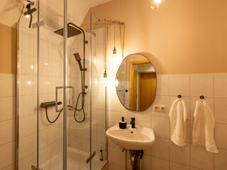Oberes Badezimmer mit Glasdusche