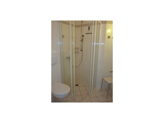 Bad mit Dusche und WC