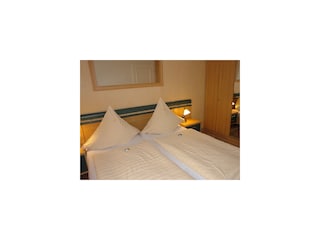 Im Schlafzimmer mit Doppelbett