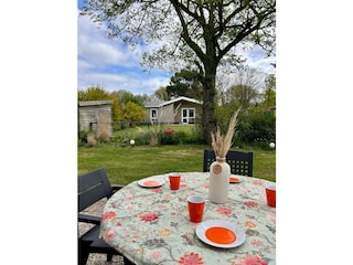 Garten mit Gartenmöbeln