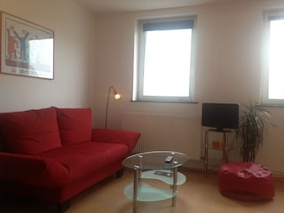 Wohnbereich mit Schlafsofa und Flat TV