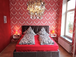 Großes bequemes Boxspringbett