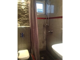 Duschbad und WC Apartment 4