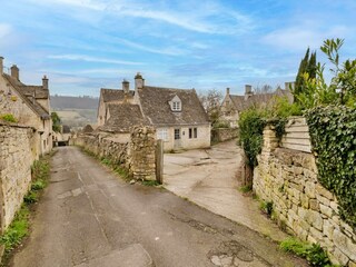 Holiday cottage Cheltenham Outdoor Recording 2