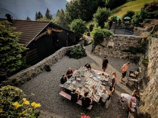 unsere Grillterrasse mit großem Grill und Tisch