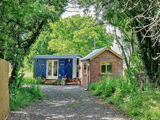Chalet Welshpool Outdoor Recording 5