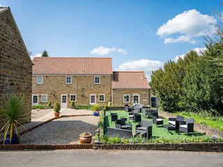 Schloss Welt Außenaufnahme 2