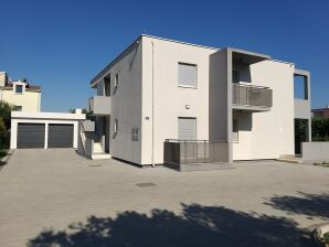 Apartment Reizvolle Ferienwohnung Parterre mit privater Terrasse, 200m vom Strand entfernt - Kastel Stafilic - image1