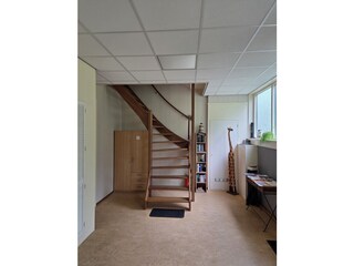 Treppe hoch in Unterstellraum