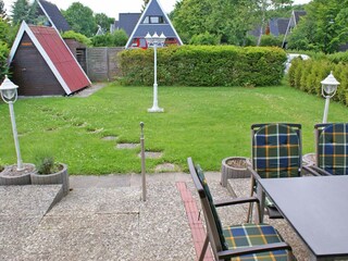 Terrasse und Grundstück