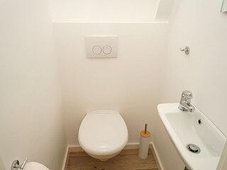 extra WC und Waschbecken - oben