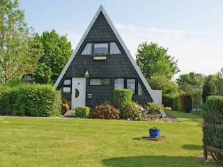 Zeltdachhaus mit Zaun