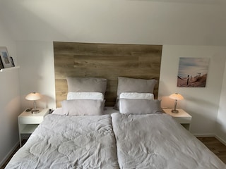 2. Schlafzimmer mit Boxspringbett 180x200 cm