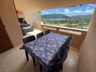 eine Terrasse mit Meerblick