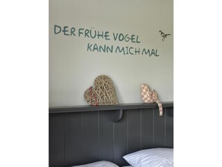 Modern und in schönen Farben wurde auch das Elternschlafzimmer hergerichtet.