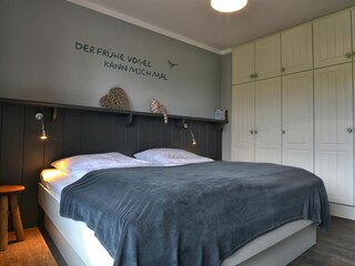 Der vom hiesigen Tischler angefertigte  Einbauschrank bietet Ihnen viel Stauraum.
