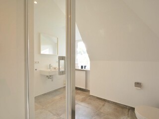 Das erste Bad im Obergeschoss verfügt über eine Dusche.