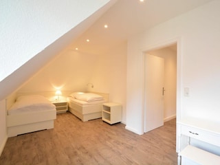Das vierte Schlafzimmer verfügt über zwei getrennte Einzelbetten.