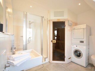 Dieses Badezimmer erreichen Sie über das fünfte Schlafzimmer.