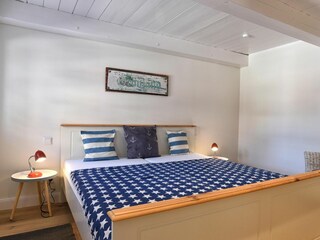 Dieses Schlafzimmer mit Doppelbett befindet sich im Erdgeschoss ...