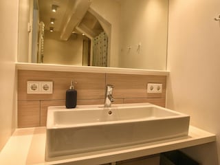 Eines der beiden Badezimmer ist im Erdgeschoss gelegen.