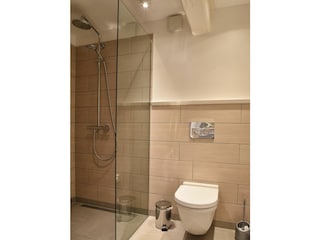 Die große bodengleiche Dusche mit Rainshower.