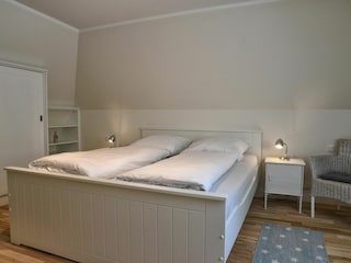 In diesem Schlafzimmer finden Sie auch einen Fernseher vor.