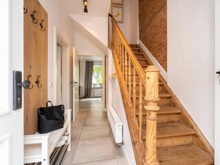 Über die Treppe gelangen Sie zu den drei anderen Schlafzimmern.