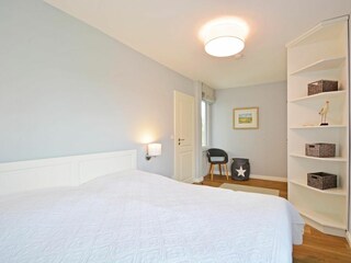 Das großzügige Schlafzimmer.