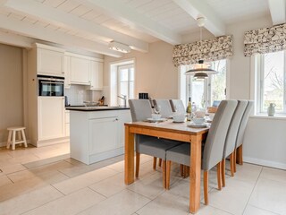 Das Herzstück des Hauses bildet der offene Wohn-, Ess- und Küchenbereich im EG.