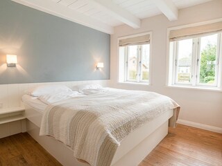 Das Schlafzimmer im EG. Die Matratzen sind seniorengerecht (erhöhter Einstieg). Die Breite beträg...