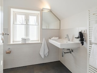 Das Badezimmer mit bodengleicher Dusche im EG.