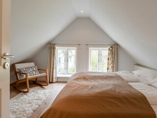 Im Obergeschoss befinden sich Schlafzimmer zwei und drei sowie ein zweites Duschbad.