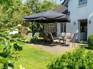 Genießen Sie entspannte Sonnenstunden auf der geschützten Terrasse ...