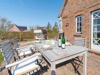 Genießen Sie schöne Sonnenstunden auf der Terrasse.