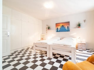 Dieses Schlafzimmer mit Bad en Suite befindet sich im Souterrain.