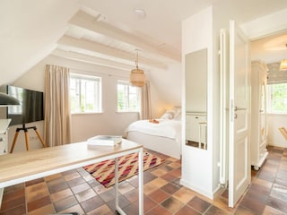 Über dieses Schlafzimmer gelangen Sie in das angrenzende Kinderzimmer.