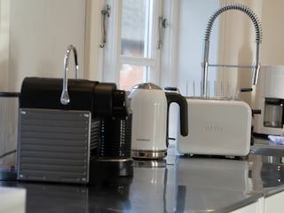 Die gut ausgestattete Küche verfügt über eine Kaffeekapselmaschine, als auch über eine Filterkaff...