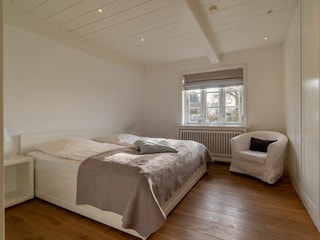 Im Erdgeschoss gibt es ein Schlafzimmer mit bodengleicher Dusche und einem Fernseher, welcher sic...