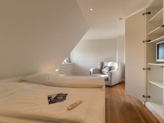 Im ersten der beiden Schlafzimmer gibt es ein Doppelbett.