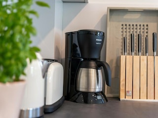 Hier steht Ihnen außerdem eine Filterkaffee- sowie ein Toaster zur Verfügung.
