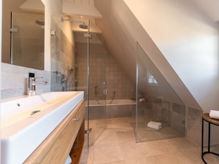 Das Bad beinhaltet eine bodengleiche Dusche, samt Badewanne!