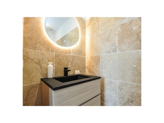Badezimmer mit  begehbarer Dusche