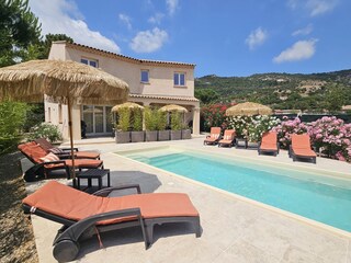 Doppelhaushälfte mit rechts: Maison Laurier Rose.