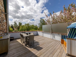 Die Dachterrasse mit Blick in den Garten