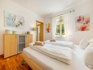 Schlafzimmer 2 mit Bad im EG