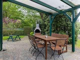 Terrasse im Garten direkt am Haus überdacht