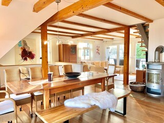 Gemütlich gemeinsam am großen Esstisch