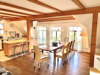 Gemeinsam im großen Essbereich Zeit verbringen