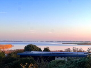 Der Blick aus dem Esszimmer übers Wasser